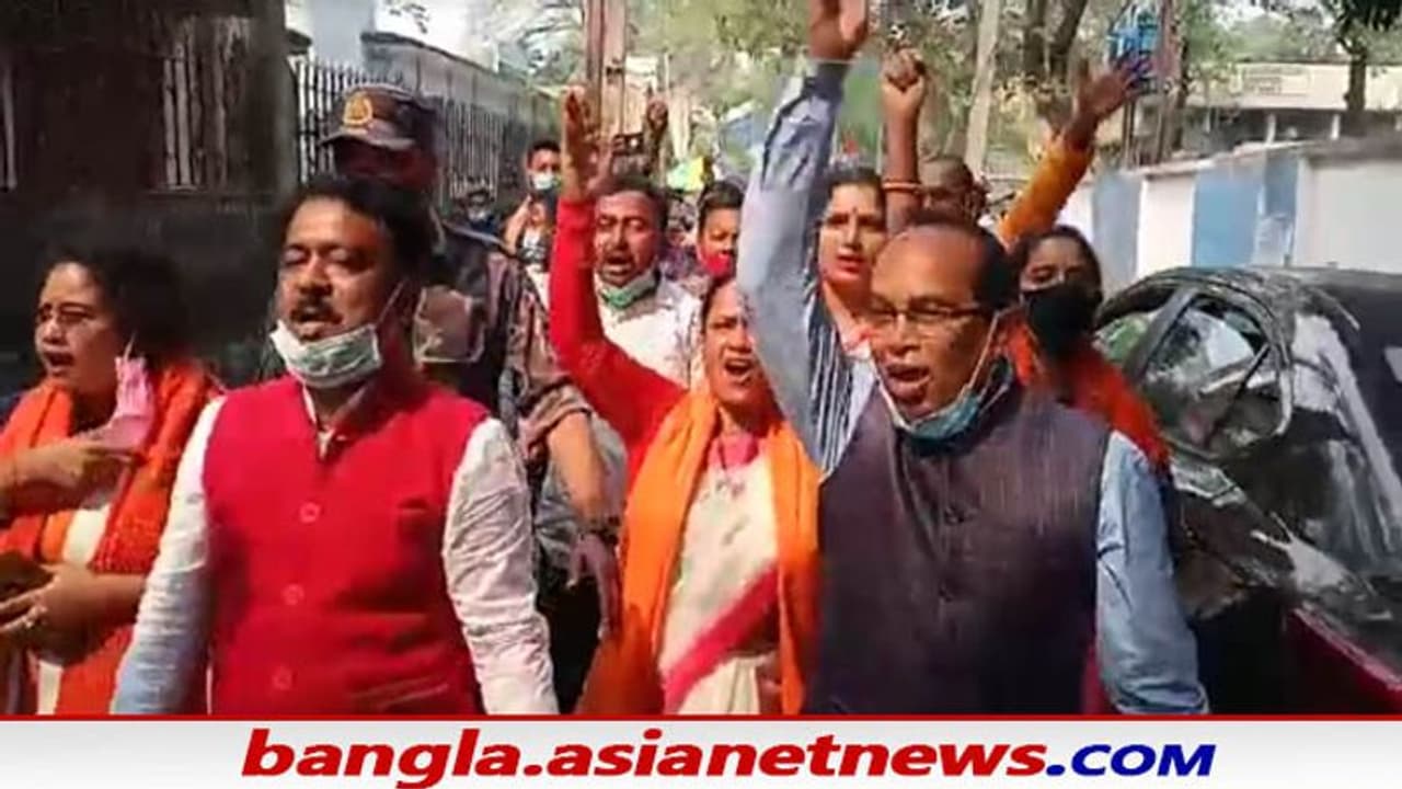 পদ্ম সমর্থকদের তাড়া করল তৃণমূল কর্মীরা, বিজেপি তৃণমূলের স্লোগান পাল্টা স্লোগানে উত্তেজনা বনগাঁয় পদ্ম সমর্থকদের তাড়া করল তৃণমূল কর্মীরা, বিজেপি তৃণমূলের স্লোগান পাল্টা স্লোগানে উত্তেজনা বনগাঁয়