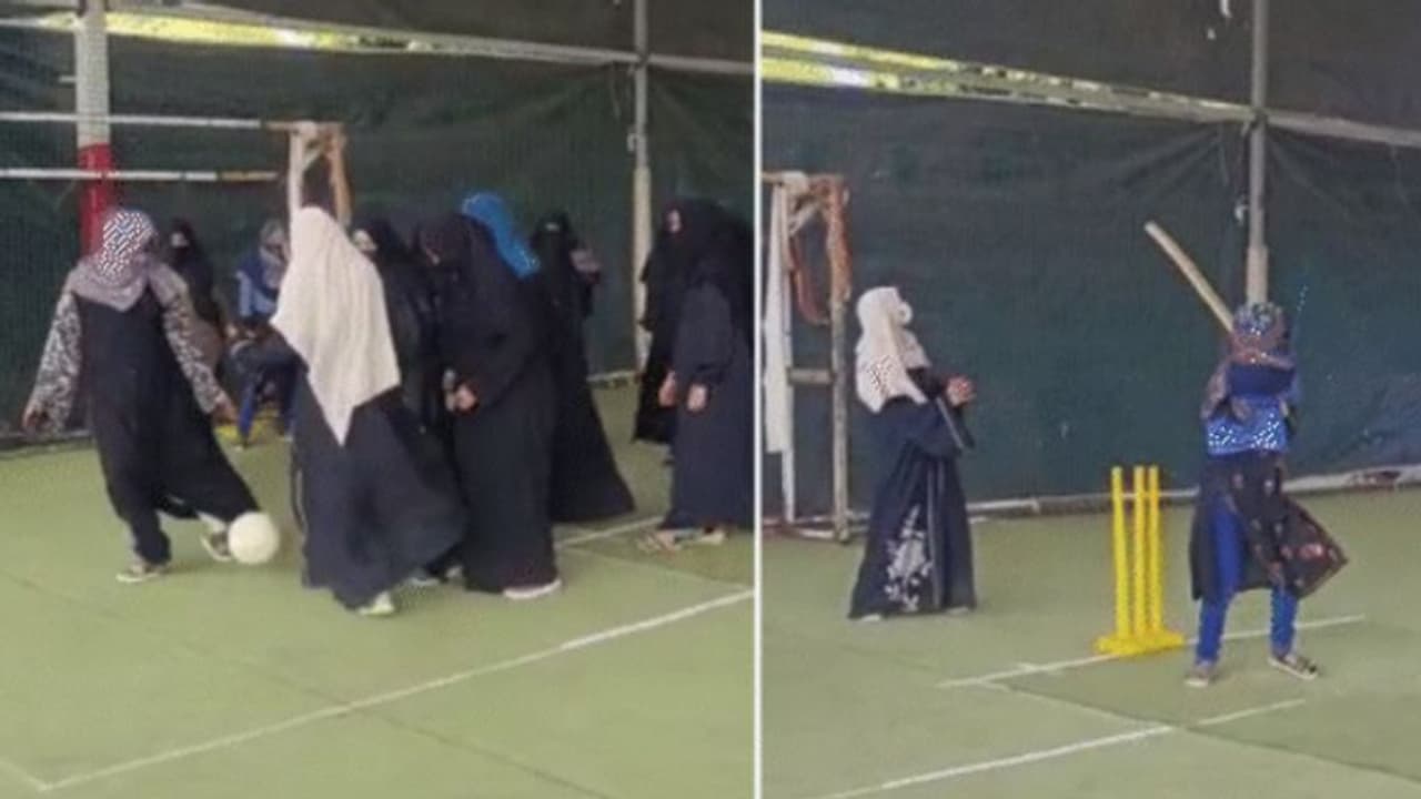 MP में मुस्लिम लड़कियों ने हिजाब और बुर्का पहनकर खेला फुटबॉल क्रिकेट मैच, शिवराज सरकार के खिलाफ जताया यूं विरोध MP में मुस्लिम लड़कियों ने हिजाब और बुर्का पहनकर खेला फुटबॉल क्रिकेट मैच, शिवराज सरकार के खिलाफ जताया यूं विरोध