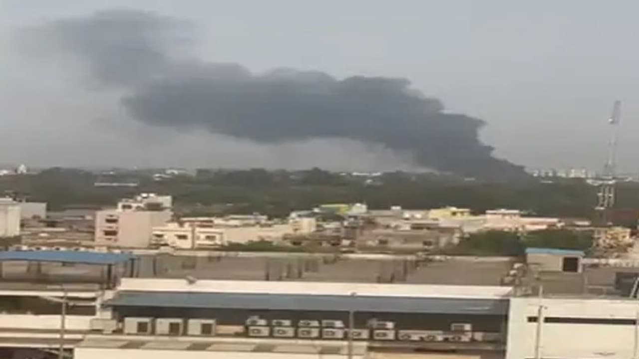 रायपुर की फोम फैक्ट्री में लगी भीषण आग: दूर से दिखाई दे रहीं तेज लपटें, अंदर फंसे मजदूर चीखते चिल्लाते रहे रायपुर की फोम फैक्ट्री में लगी भीषण आग: दूर से दिखाई दे रहीं तेज लपटें, अंदर फंसे मजदूर चीखते चिल्लाते रहे