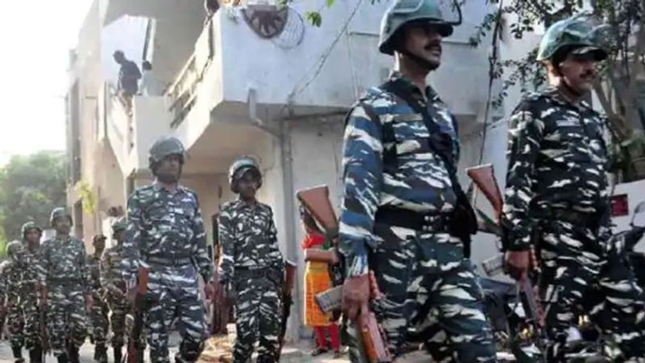 यूपी में गुरुवार को होगा पहले चरण का मतदान, 58 सीटों पर 800 कंपनी अर्द्धसैनिक बल तैनात यूपी में गुरुवार को होगा पहले चरण का मतदान, 58 सीटों पर 800 कंपनी अर्द्धसैनिक बल तैनात