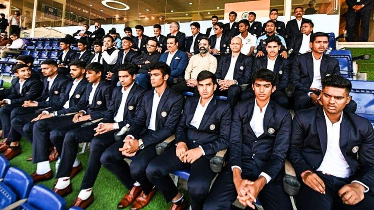 IND vs WI: अंडर 19 वर्ल्ड चैंपियन जूनियर टीम इंडिया ने शाह के साथ शान से देखा भारत वेस्टइंडीज मुकाबला IND vs WI: अंडर 19 वर्ल्ड चैंपियन जूनियर टीम इंडिया ने शाह के साथ शान से देखा भारत वेस्टइंडीज मुकाबला