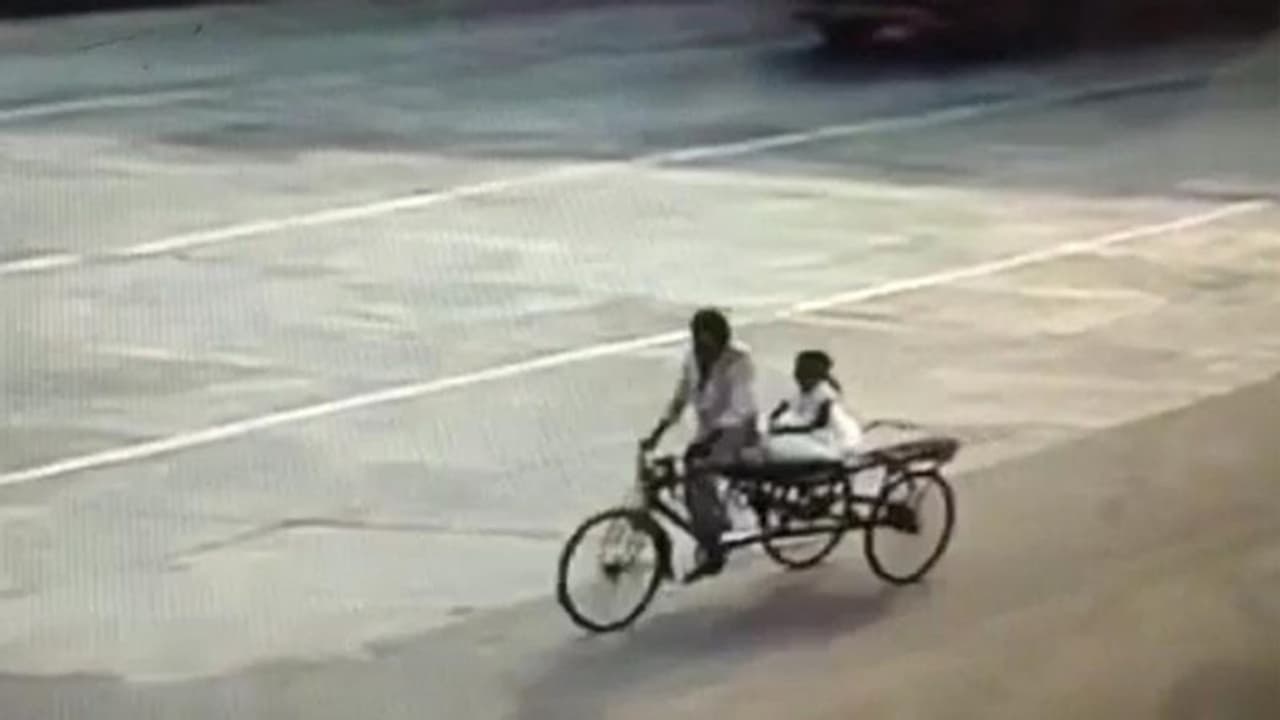 కృష్ణా జిల్లాలో బాలిక హత్య కేసు: హంతకుడు సొంత బాబాయే... సీసీటీవీ ఫుటేజ్లో కీలక విషయాలు కృష్ణా జిల్లాలో బాలిక హత్య కేసు: హంతకుడు సొంత బాబాయే... సీసీటీవీ ఫుటేజ్లో కీలక విషయాలు