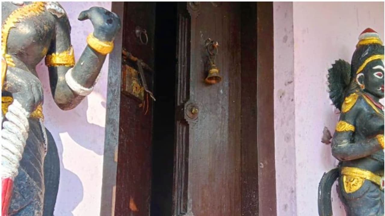 മാലയും താലികളും നഷ്ടപ്പെട്ടു, കാണിക്ക വഞ്ചി കുത്തിപ്പൊളിച്ചു; ആലപ്പുഴയിൽ ക്ഷേത്രത്തില് കവര്ച്ച മാലയും താലികളും നഷ്ടപ്പെട്ടു, കാണിക്ക വഞ്ചി കുത്തിപ്പൊളിച്ചു; ആലപ്പുഴയിൽ ക്ഷേത്രത്തില് കവര്ച്ച