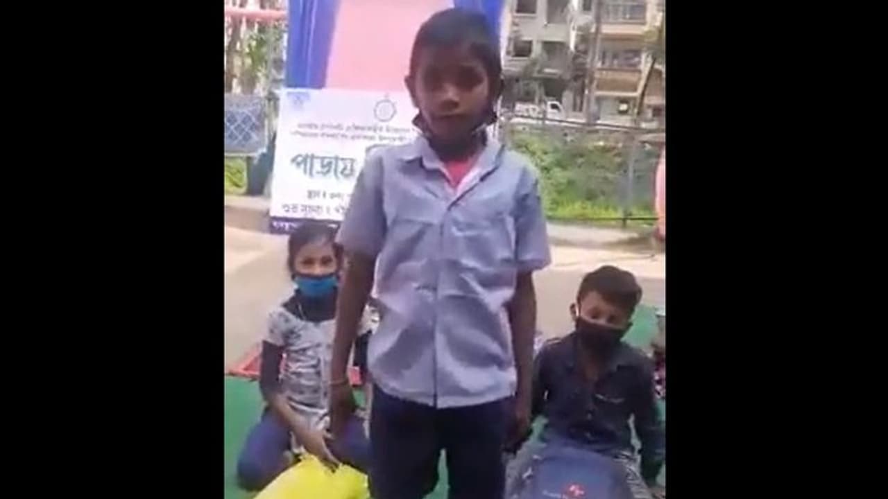 শিক্ষিকা পড়া ধরতেই ছাত্রের মুখে কাঁচা বাদাম গান, দেখুন মজার ভাইরাল ভিডিও শিক্ষিকা পড়া ধরতেই ছাত্রের মুখে কাঁচা বাদাম গান, দেখুন মজার ভাইরাল ভিডিও