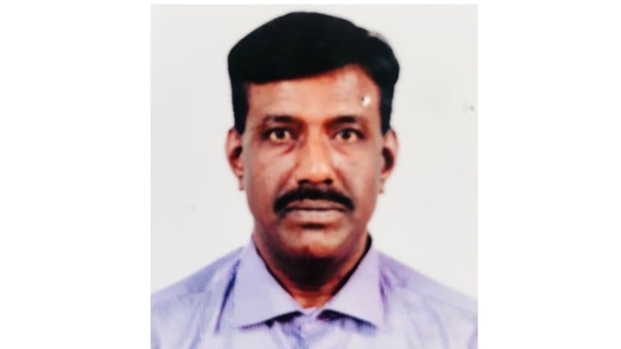 Expat Died: ഹൃദയാഘാതം മൂലം മരിച്ച പ്രവാസിയുടെ മൃതദേഹം ഖബറടക്കി Expat Died: ഹൃദയാഘാതം മൂലം മരിച്ച പ്രവാസിയുടെ മൃതദേഹം ഖബറടക്കി