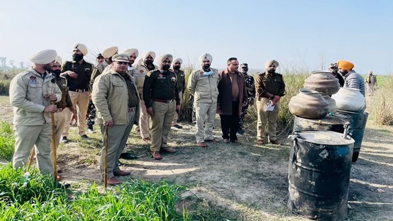 सतलुज दरिया के दो टापूओं से 47 हजार लीटर लाहन और 317 बोतल अवैध शराब बरामद सतलुज दरिया के दो टापूओं से 47 हजार लीटर लाहन और 317 बोतल अवैध शराब बरामद