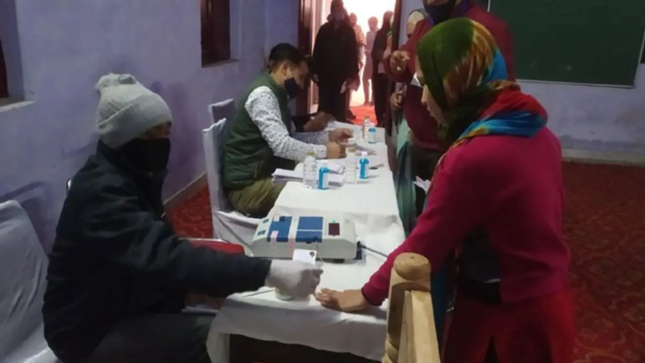 UP Chunav 2022: वेस्‍ट यूपी की 58 सीटों के लिए पहले चरण का मतदान शुरू, इन नेताओं की साख दांव पर लगी