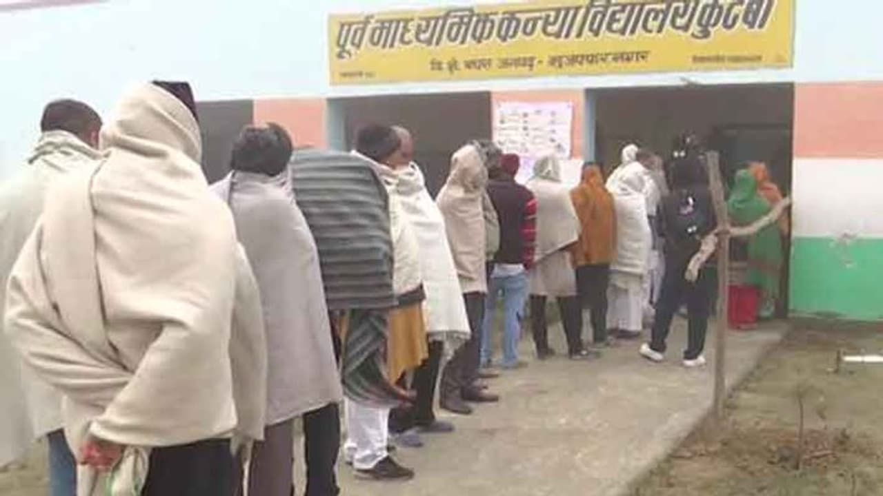UP Election 2022: உ.பி. தேர்தல்.. வாட்டி வதைக்கும் கடும் குளிர்.. வாக்காளர்கள் குறைவான அளவே வருகை..! UP Election 2022: உ.பி. தேர்தல்.. வாட்டி வதைக்கும் கடும் குளிர்.. வாக்காளர்கள் குறைவான அளவே வருகை..!