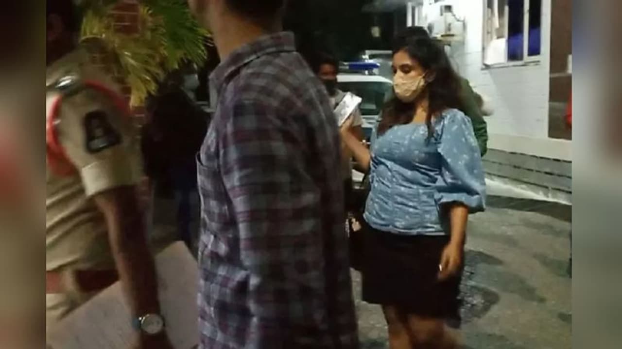 பிக்பாஸ் நடிகை திடீர் கைது! youtube ல் சர்ச்சைக்குரிய வீடியோ பதிவிட்டதால் போலீஸ் நடவடிக்கை பிக்பாஸ் நடிகை திடீர் கைது! youtube ல் சர்ச்சைக்குரிய வீடியோ பதிவிட்டதால் போலீஸ் நடவடிக்கை