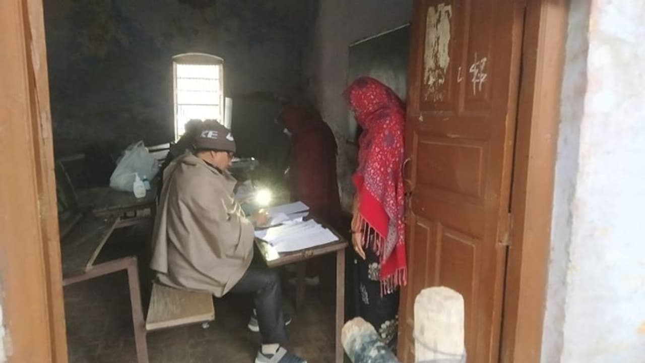 यूपी चुनाव के पहले चरण में यहां मोबाइल की रोशनी में शुरू हुआ मतदान, फेल दिखीं व्यवस्थाएं यूपी चुनाव के पहले चरण में यहां मोबाइल की रोशनी में शुरू हुआ मतदान, फेल दिखीं व्यवस्थाएं