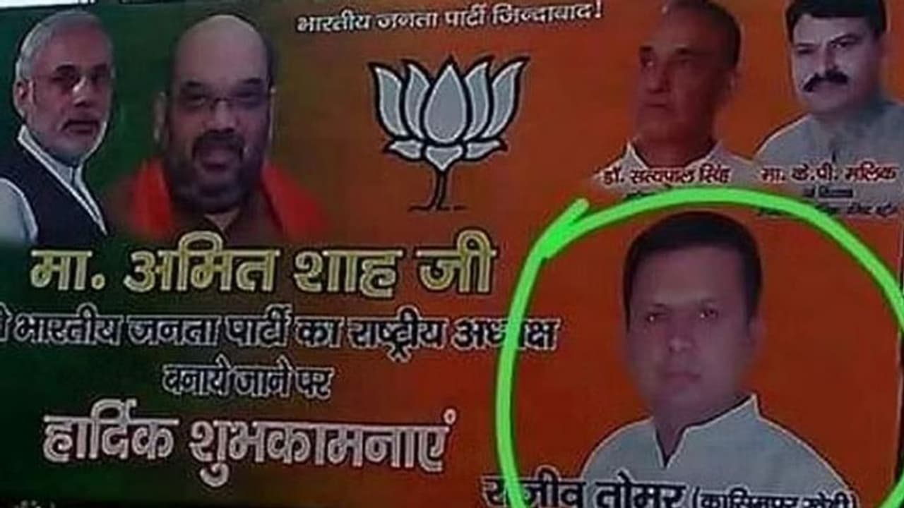 లైవ్ లో విషం తాగి కరుడు గట్టిన బీజేపీ అభిమాని ఆత్మహత్యాయత్నం.. మోడీ వల్లే అంటూ విమర్శలు.. లైవ్ లో విషం తాగి కరుడు గట్టిన బీజేపీ అభిమాని ఆత్మహత్యాయత్నం.. మోడీ వల్లే అంటూ విమర్శలు..