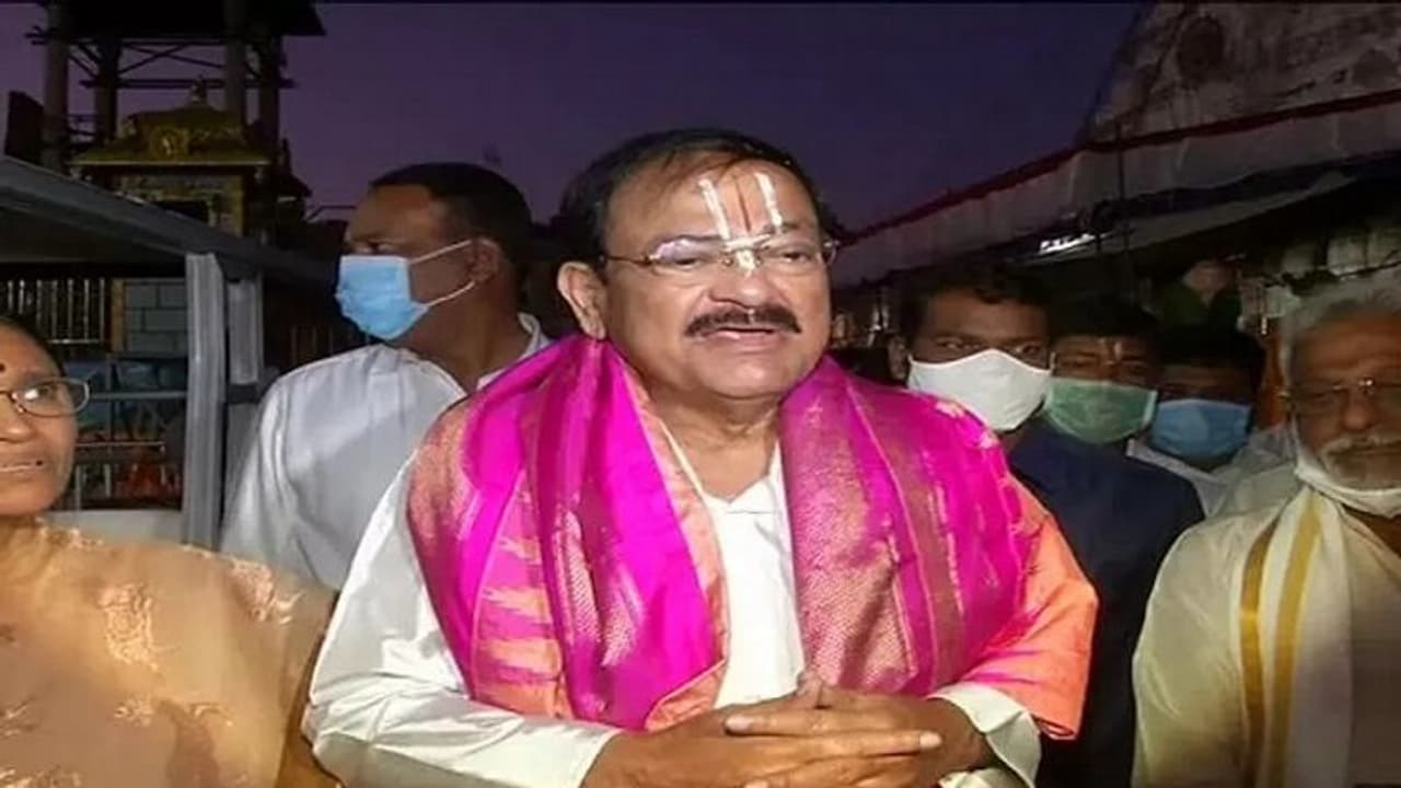 ఇంగ్లీష్ నేర్చుకున్నా.. మాతృభాష మరవొద్దు.. జగన్ ప్రవేశపెట్టిన ఇగ్లీష్ మీడియంపై వెంకయ్యనాయుడు సెటైర్లు.. ఇంగ్లీష్ నేర్చుకున్నా.. మాతృభాష మరవొద్దు.. జగన్ ప్రవేశపెట్టిన ఇగ్లీష్ మీడియంపై వెంకయ్యనాయుడు సెటైర్లు..