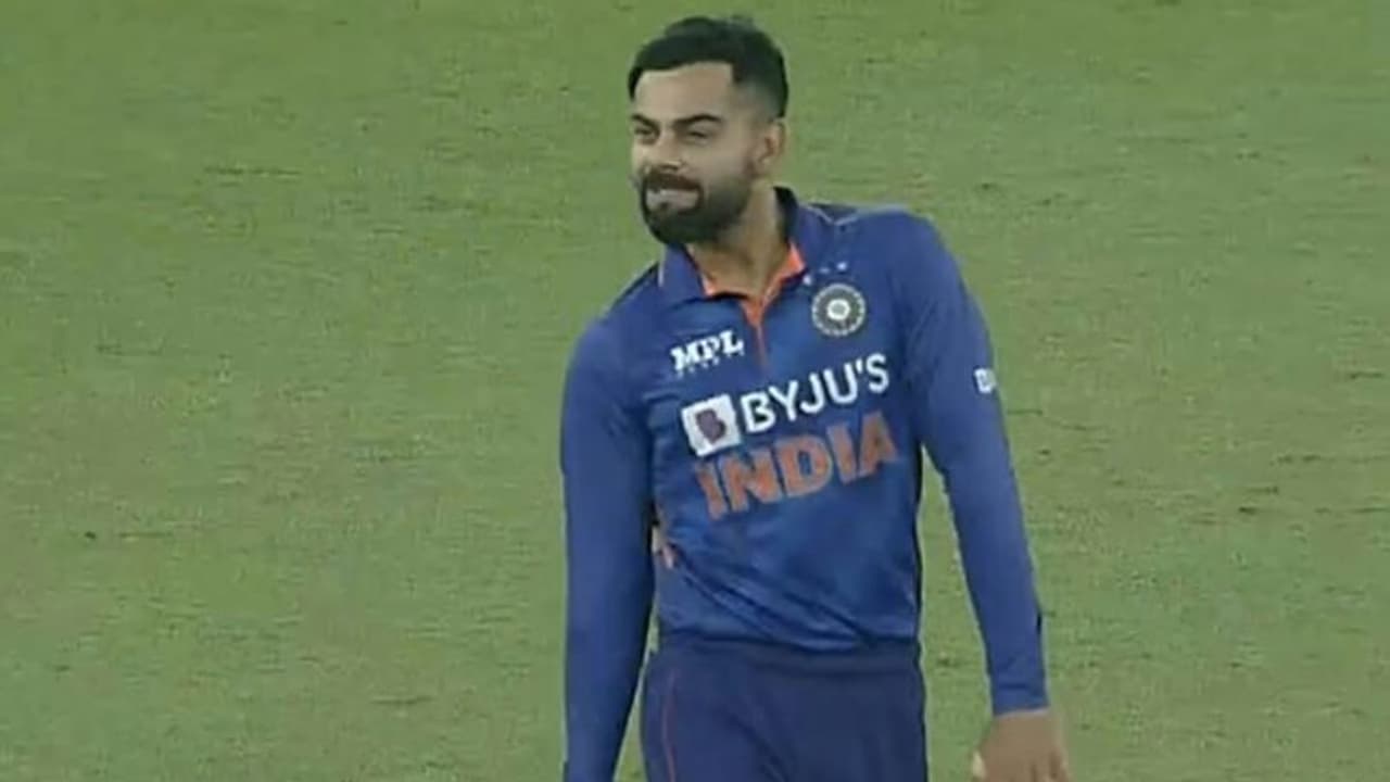 IND vs WI: మ్యాచును మలుపుతిప్పిన క్యాచ్ పట్టాక డాన్స్ చేసిన కోహ్లి.. శ్రీవల్లి స్టెప్ తో పోల్చుతున్న ఫ్యాన్స్ IND vs WI: మ్యాచును మలుపుతిప్పిన క్యాచ్ పట్టాక డాన్స్ చేసిన కోహ్లి.. శ్రీవల్లి స్టెప్ తో పోల్చుతున్న ఫ్యాన్స్