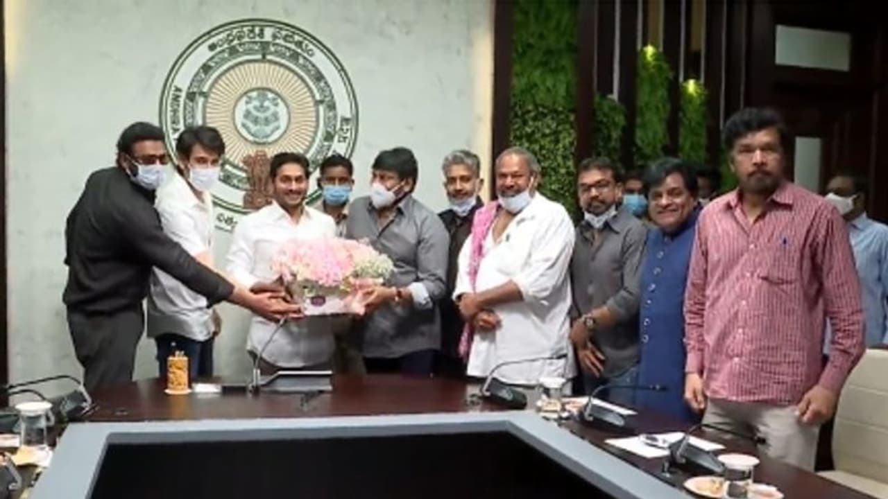 Tollywood :సినీపెద్దలకు జగన్ ఈ కండీషన్స్ పెట్టారా?! Tollywood :సినీపెద్దలకు జగన్ ఈ కండీషన్స్ పెట్టారా?!