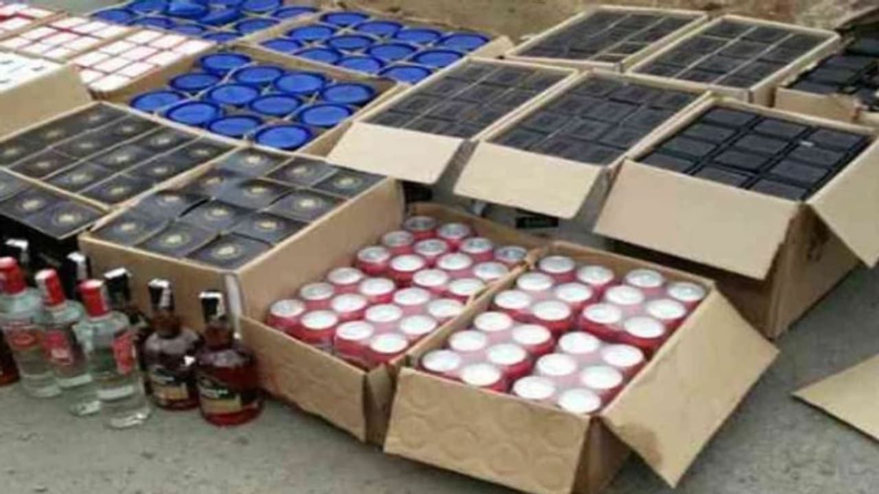 पंजाब चुनाव: भैंस अंग्रेजी, छोटी भैंस, देसी ब्रांड... इन कोड वर्ड के जरिए नेता समर्थक वोटर्स में बांट रहे शराब पंजाब चुनाव: भैंस अंग्रेजी, छोटी भैंस, देसी ब्रांड... इन कोड वर्ड के जरिए नेता समर्थक वोटर्स में बांट रहे शराब