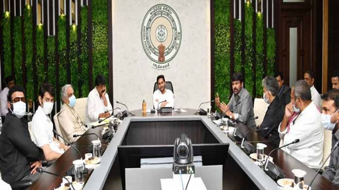 Cinema tickets price row: జగన్ ఆ మాట చెప్పారు, చిరంజీవిని మెచ్చుకున్న పేర్ని నాని Cinema tickets price row: జగన్ ఆ మాట చెప్పారు, చిరంజీవిని మెచ్చుకున్న పేర్ని నాని