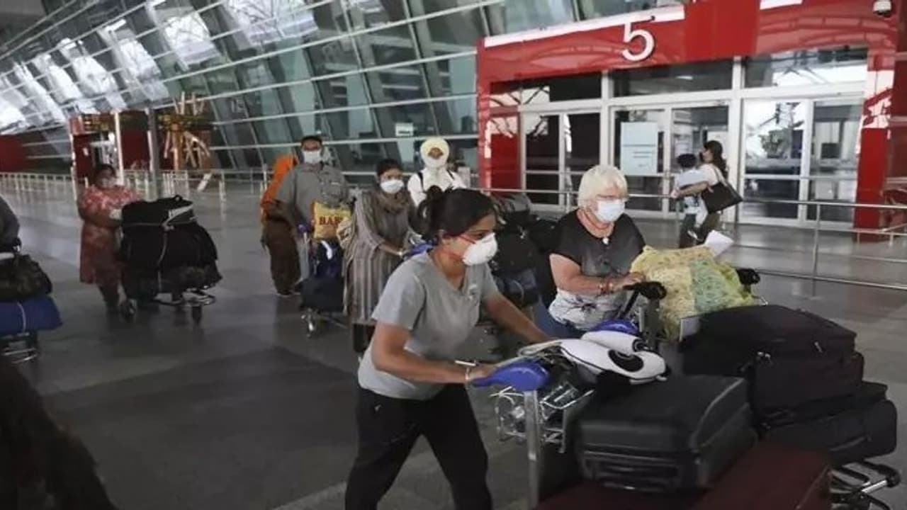 இனி 7 நாட்கள் கட்டாய தனிமை இல்லை.. பிப்.,14 தேதி முதல் அமல்.. அறிவித்தது மத்திய அரசு.. இனி 7 நாட்கள் கட்டாய தனிமை இல்லை.. பிப்.,14 தேதி முதல் அமல்.. அறிவித்தது மத்திய அரசு..