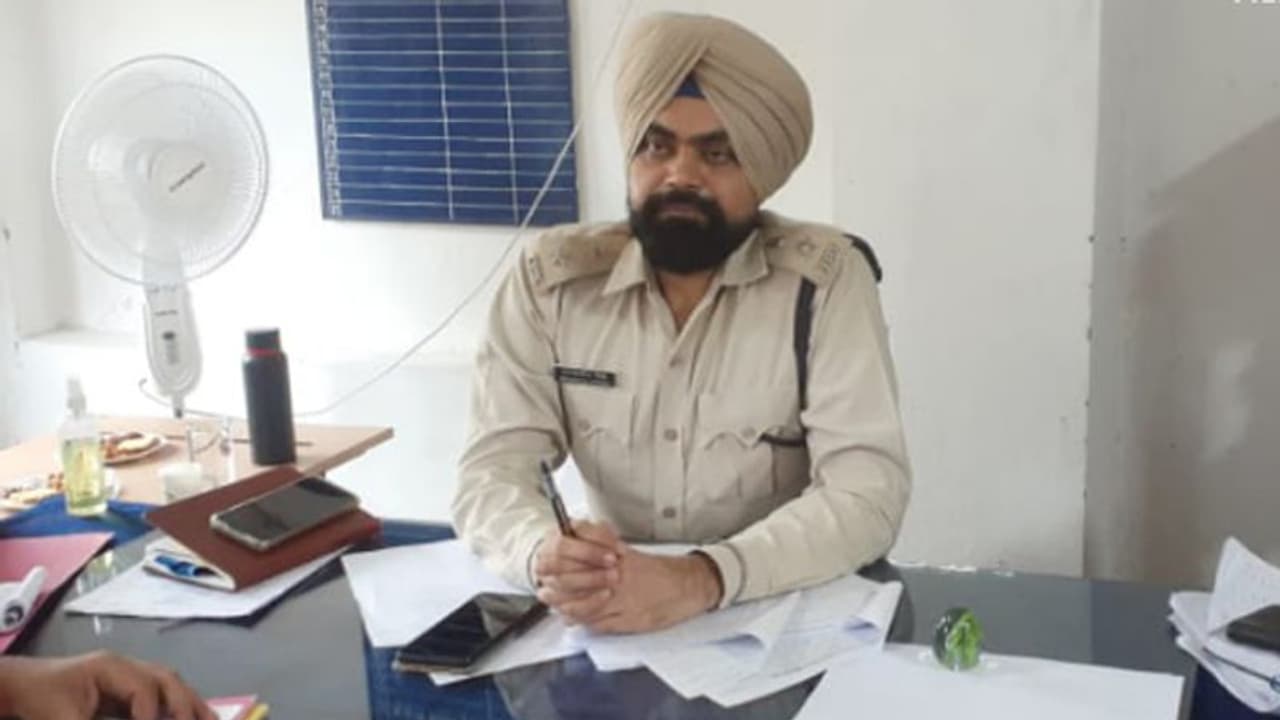 बिहार में चौकीदार ने खरीदी 18 लाख की कार, कमाई का जरिया देख पुलिस हैरान, बैंक खाते में जमा कर रखे हैं लाखों बिहार में चौकीदार ने खरीदी 18 लाख की कार, कमाई का जरिया देख पुलिस हैरान, बैंक खाते में जमा कर रखे हैं लाखों