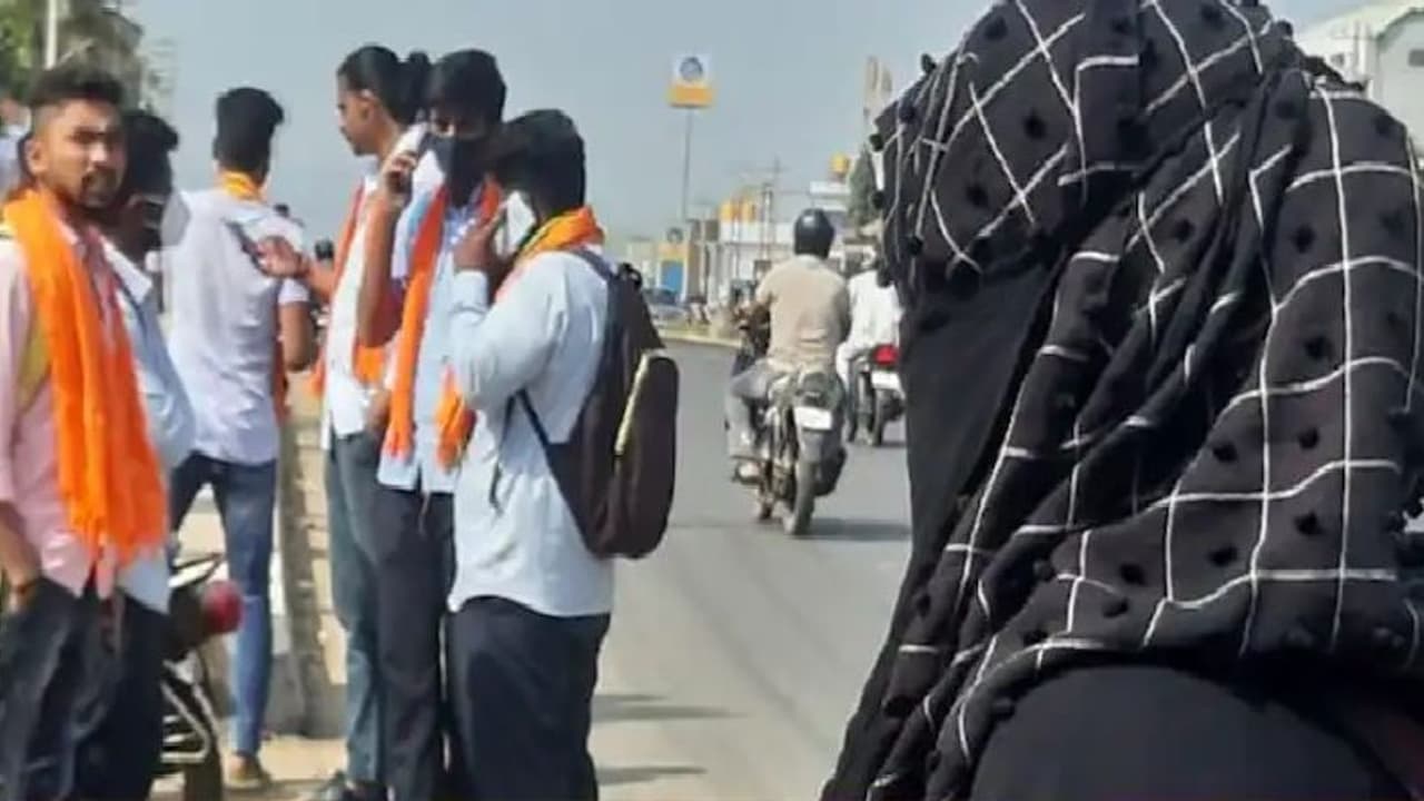 Hijab issue: ஹிஜாப் வழக்கு ஒத்திவைப்பு… தீர்ப்பு வரும் வரை மத அடையாள உடைகளை மாணவர்கள் அணிந்து செல்ல தடை!! Hijab issue: ஹிஜாப் வழக்கு ஒத்திவைப்பு… தீர்ப்பு வரும் வரை மத அடையாள உடைகளை மாணவர்கள் அணிந்து செல்ல தடை!!