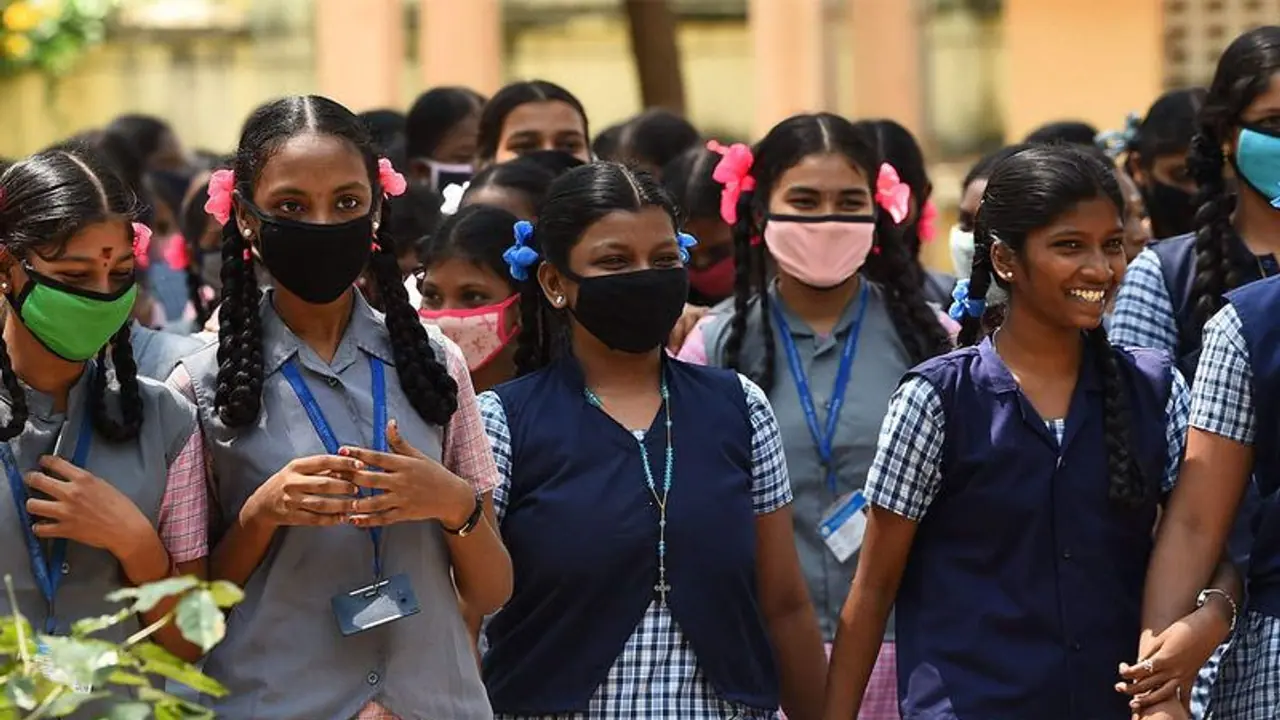 பள்ளிகள் திறப்பு தேதி மாற்றம்: மாணவர்களுக்கு ஹேப்பி நியூஸ்!