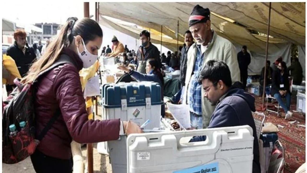 Election Result Update: সবুজ ঝড়ে দুই ২৪ পরগণা, ৩১ পুরসভাতেই ঘাস ফুল Election Result Update: সবুজ ঝড়ে দুই ২৪ পরগণা, ৩১ পুরসভাতেই ঘাস ফুল