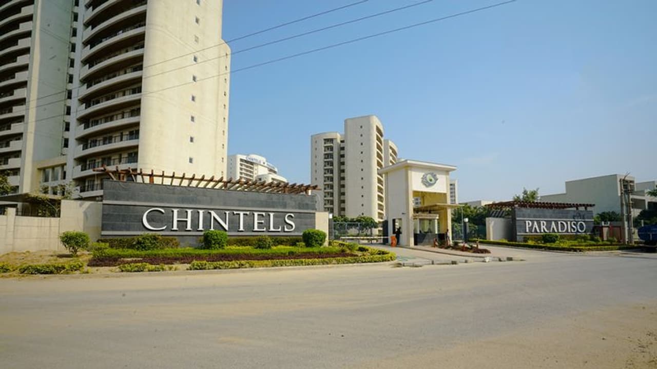 गुरुग्राम में बड़ा हादसा: हाउसिंग कांप्लेक्स के 6 फ्लैट की छतें गिरी, 1 महिला की मौत, दो दबे