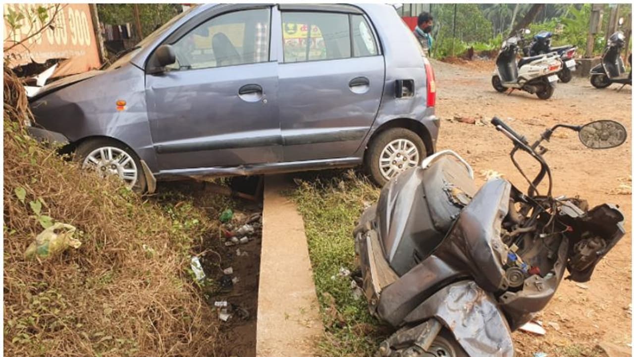 കോഴിക്കോട് നിയന്ത്രണം വിട്ട കാർ നിർത്തിയിട്ട സ്കൂട്ടറിൽ തട്ടി; മതിലിൽ ഇടിച്ച് നാലു വയസുകാരന് ദാരുണാന്ത്യം കോഴിക്കോട് നിയന്ത്രണം വിട്ട കാർ നിർത്തിയിട്ട സ്കൂട്ടറിൽ തട്ടി; മതിലിൽ ഇടിച്ച് നാലു വയസുകാരന് ദാരുണാന്ത്യം