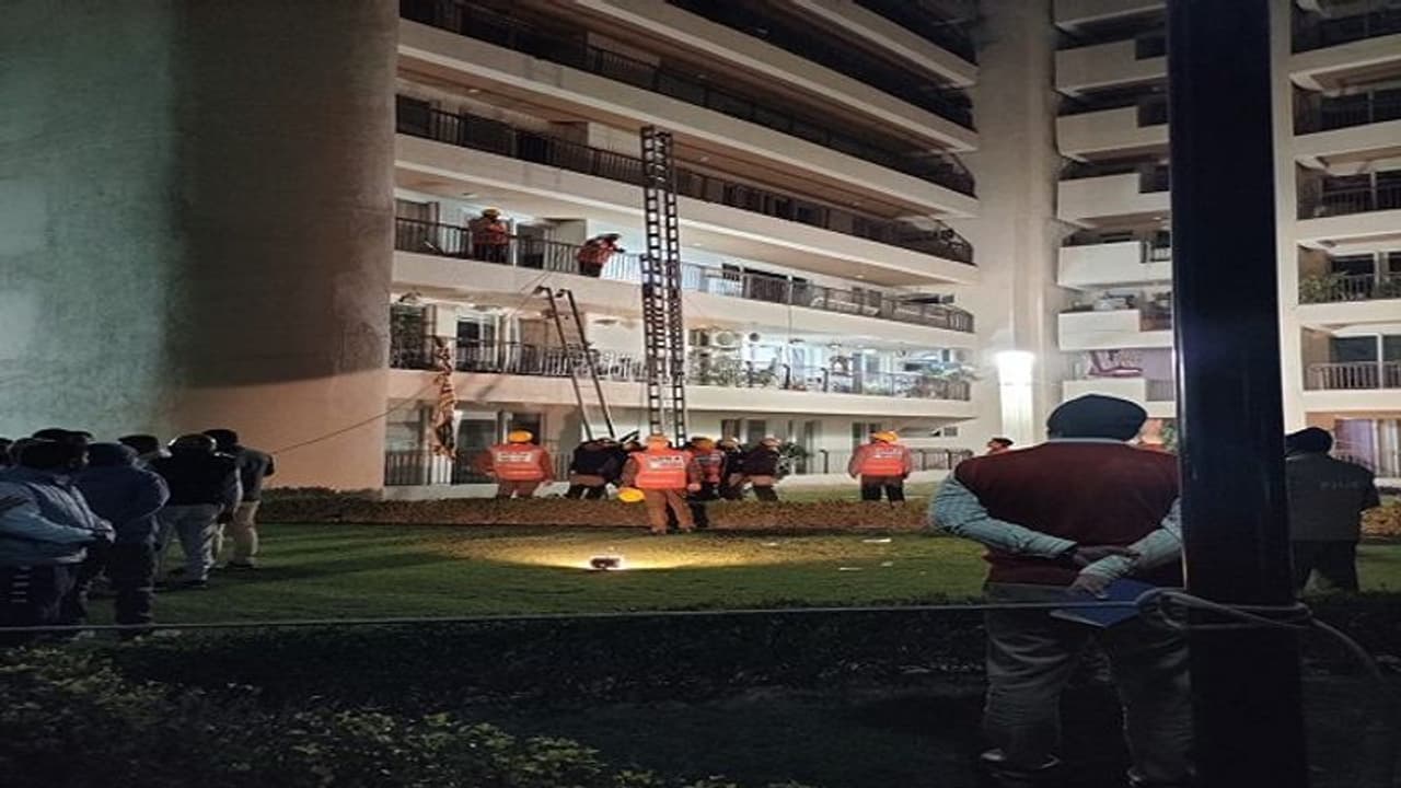 గుర్గావ్ కుప్పకూలిన 18 అంతస్తుల బిల్డింగ్.. ఇద్దరు మృతి, శిథిలాల్లో చిక్కుకున్న పలువురు.. గుర్గావ్ కుప్పకూలిన 18 అంతస్తుల బిల్డింగ్.. ఇద్దరు మృతి, శిథిలాల్లో చిక్కుకున్న పలువురు..