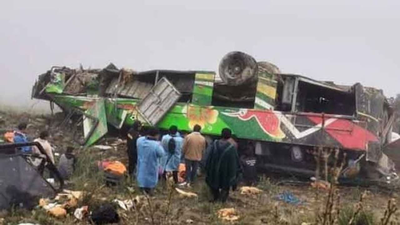 தலைக்குப்புற கவிழ்ந்த பேருந்து.. 20 பேர் உடல் நசுங்கி உயிரிழப்பு.. 33 பேர் ரத்த வெள்ளத்தில் படுகாயம்.! தலைக்குப்புற கவிழ்ந்த பேருந்து.. 20 பேர் உடல் நசுங்கி உயிரிழப்பு.. 33 பேர் ரத்த வெள்ளத்தில் படுகாயம்.!