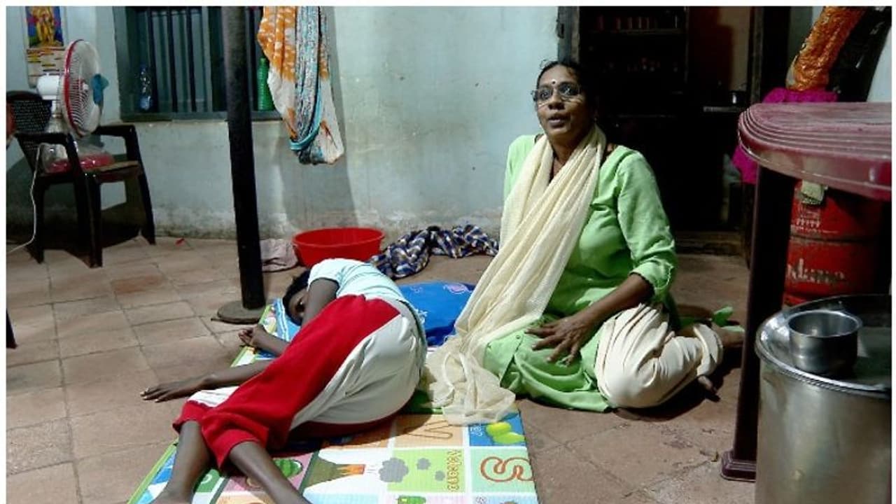 വാടക വീട് ഒഴിയണം; അപൂര്വ രോഗം ബാധിച്ച മകളുമായി എങ്ങോട്ട് പോകണമെന്നറിയാതെ കസ്തൂരി ബായി വാടക വീട് ഒഴിയണം; അപൂര്വ രോഗം ബാധിച്ച മകളുമായി എങ്ങോട്ട് പോകണമെന്നറിയാതെ കസ്തൂരി ബായി