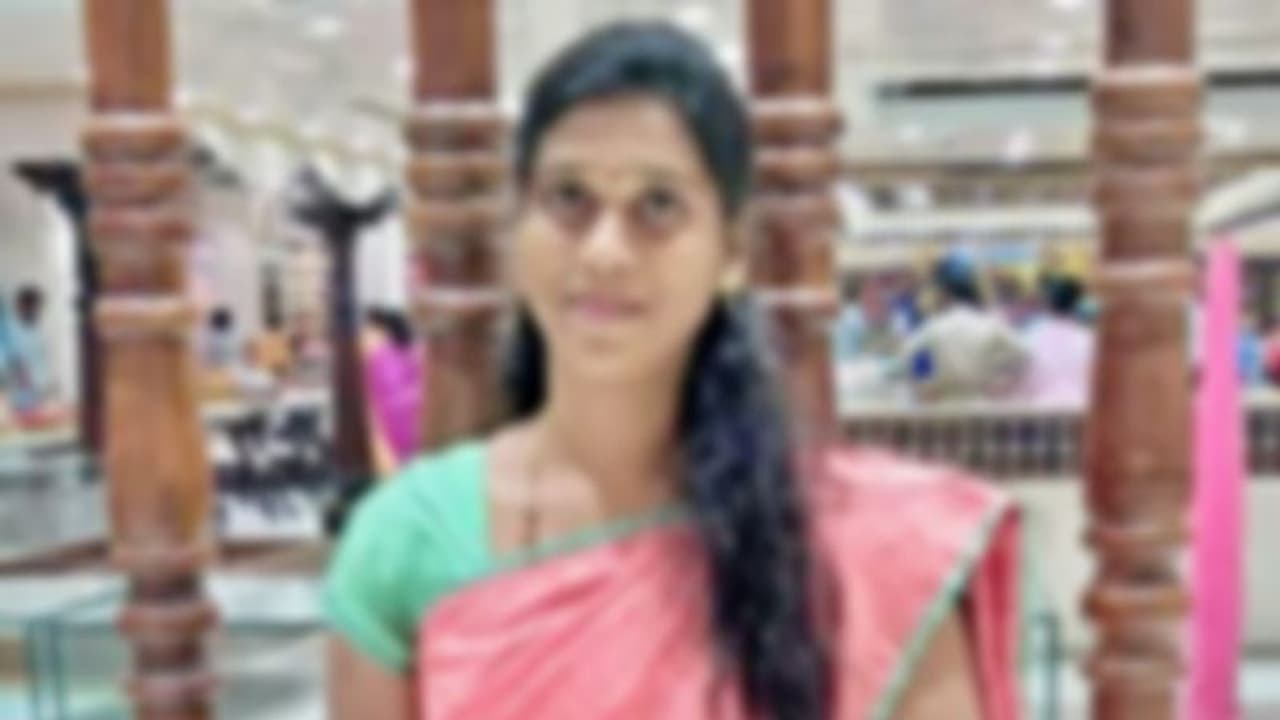 அம்சமா பொறந்தது என்னோட குத்தமா சார் ? என்னை வச்சு ஆம்பளைங்க..? போலீஸை தெறிக்கவிட்ட கீச்சுக்கிளி… அம்சமா பொறந்தது என்னோட குத்தமா சார் ? என்னை வச்சு ஆம்பளைங்க..? போலீஸை தெறிக்கவிட்ட கீச்சுக்கிளி…