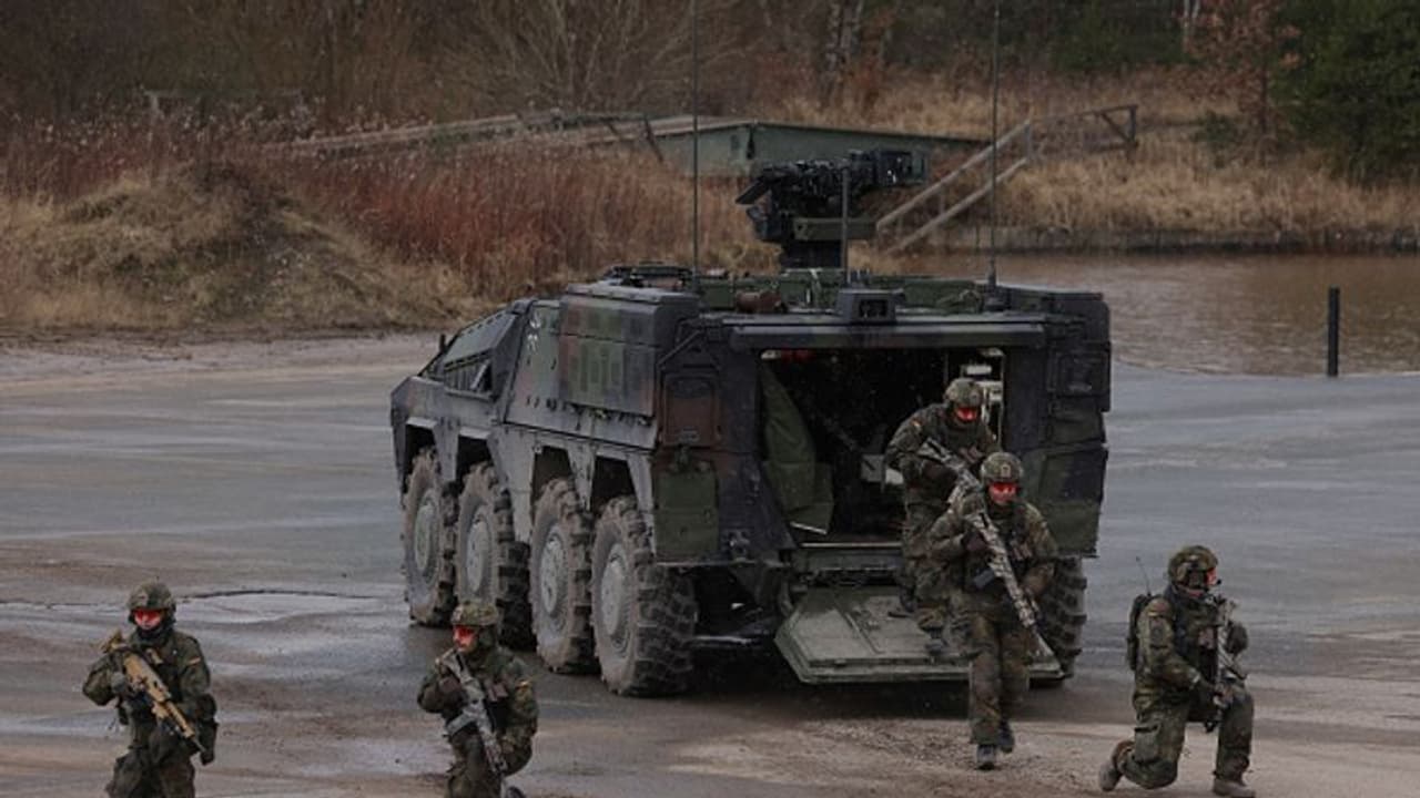 Russia ने Ukraine के पास तैनात किए नए सैन्य बल, सैटेलाइट फोटोज में यूक्रेन बार्डर पर सेना की बढ़ी गतिविधियां Russia ने Ukraine के पास तैनात किए नए सैन्य बल, सैटेलाइट फोटोज में यूक्रेन बार्डर पर सेना की बढ़ी गतिविधियां