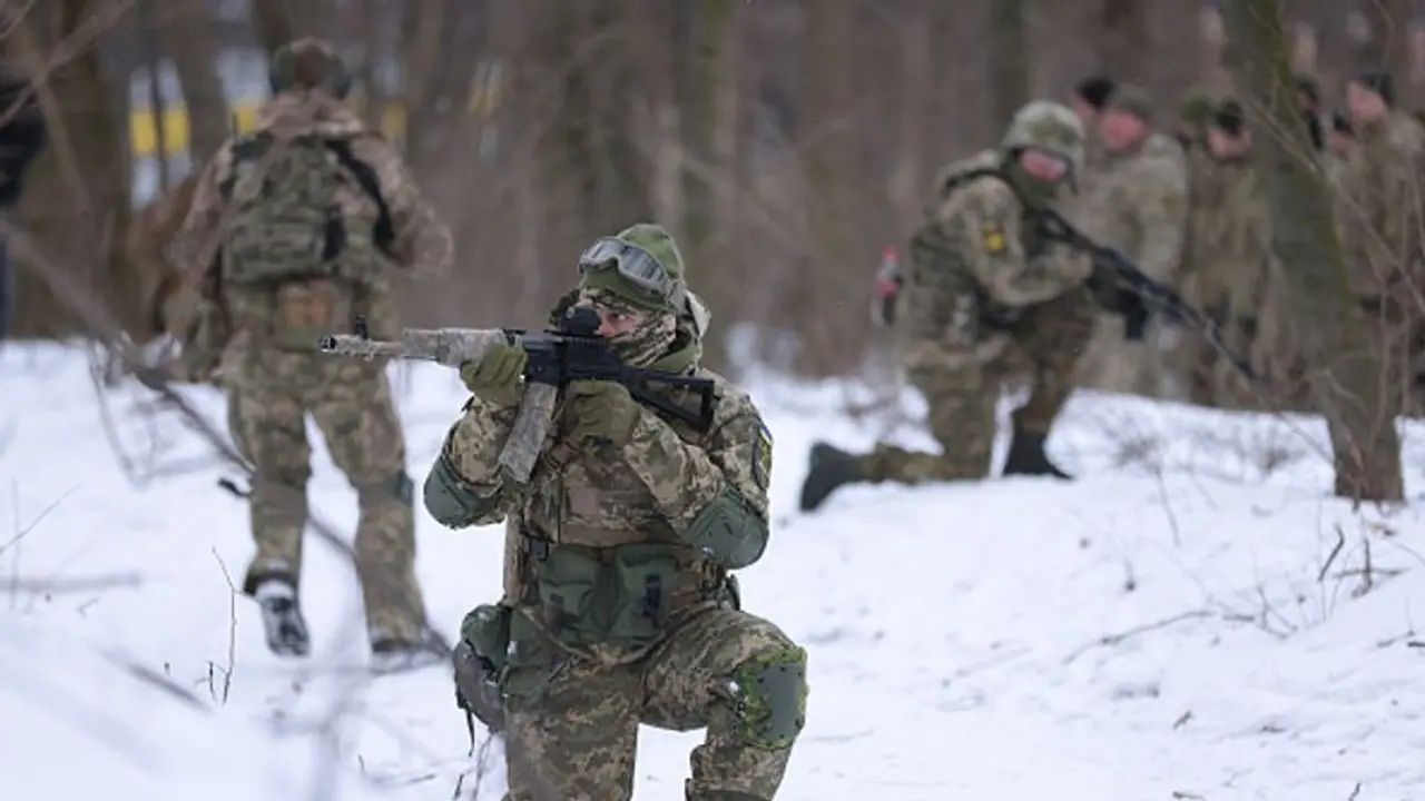 Russia Ukraine Crisis: ಯಾವುದೇ ಕ್ಷಣ ಉಕ್ರೇನ್ ಮೇಲೆ ರಷ್ಯಾ ದಾಳಿ ಸಂಭವ Russia Ukraine Crisis: ಯಾವುದೇ ಕ್ಷಣ ಉಕ್ರೇನ್ ಮೇಲೆ ರಷ್ಯಾ ದಾಳಿ ಸಂಭವ