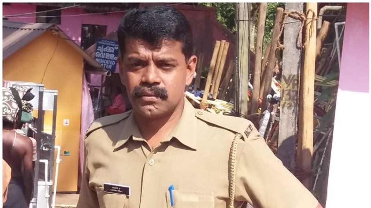 'തലയ്ക്ക് പരിക്ക്'; എ ആർ ക്യാമ്പിലെ പൊലീസുകാരന്റെ മരണത്തില് ദുരൂഹത, പൊലീസ് അന്വേഷണം തുടങ്ങി 'തലയ്ക്ക് പരിക്ക്'; എ ആർ ക്യാമ്പിലെ പൊലീസുകാരന്റെ മരണത്തില് ദുരൂഹത, പൊലീസ് അന്വേഷണം തുടങ്ങി