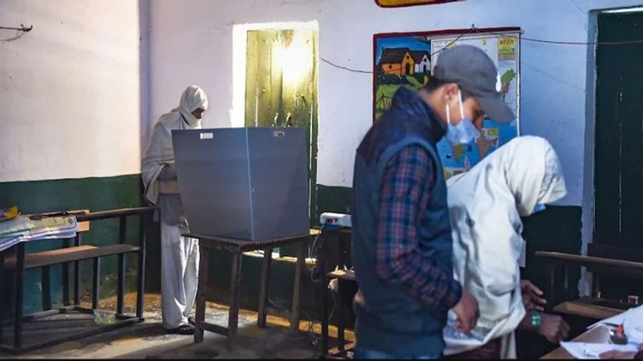 Special Story: दूसरे चरण में 586 उम्मीदवारों में से 147 पर आपराधिक मामले, जानिए किस दल ने उतारे ज्यादा दागी