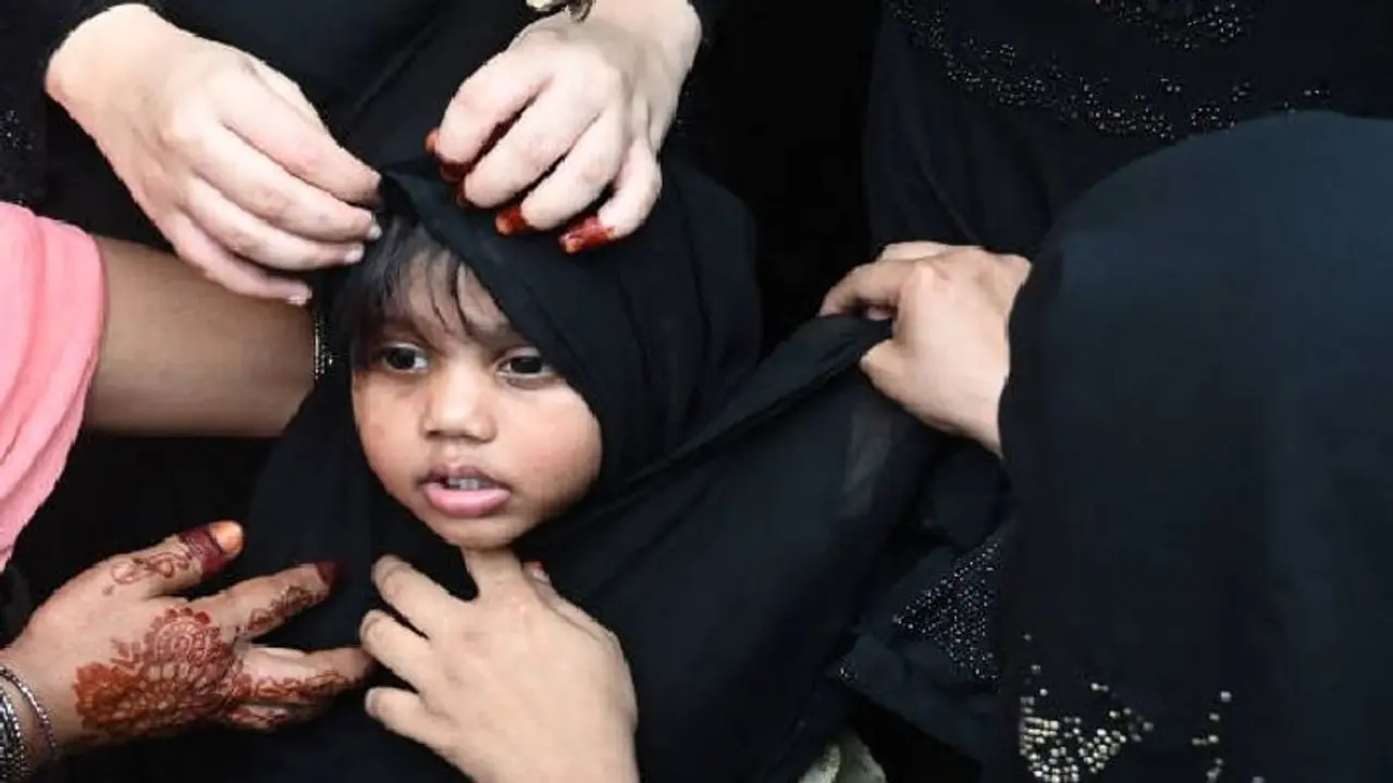 হিজাব নিয়ে তুলকালাম, জানেন কি মুসলিম মহিলারা কেন পরেন এই পোশাক হিজাব নিয়ে তুলকালাম, জানেন কি মুসলিম মহিলারা কেন পরেন এই পোশাক