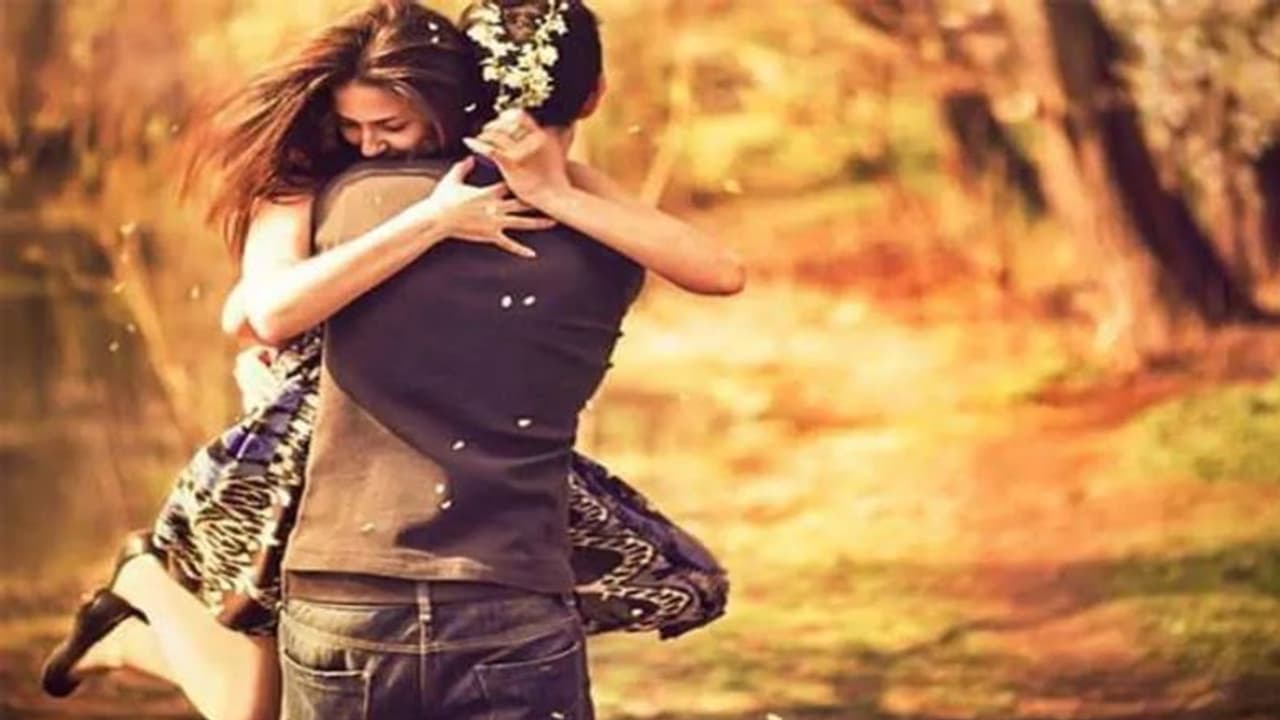 Hug day: காதல் வாரம் இன்று தழுவுதல் தினம்...உங்கள் காதலியை கட்டியணைத்து முத்தம் வாங்க ''ரொமான்டிக்'' டிப்ஸ்..! Hug day: காதல் வாரம் இன்று தழுவுதல் தினம்...உங்கள் காதலியை கட்டியணைத்து முத்தம் வாங்க ''ரொமான்டிக்'' டிப்ஸ்..!