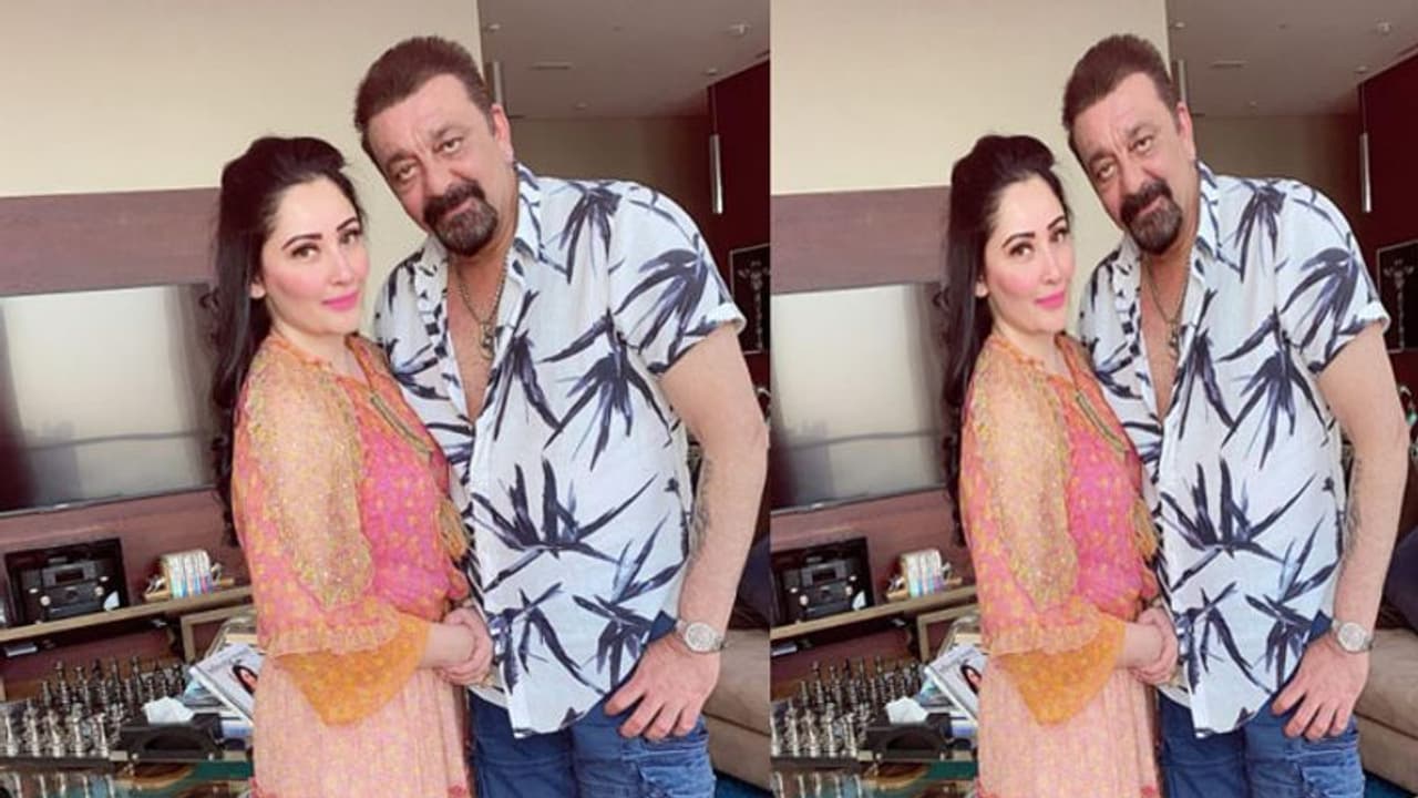 Sanjay Dutt ने शादी की सालगिरह पर पत्नी मान्यता का दबाया पैर, Video देख फैंस बोले जब से हुई है शादी...