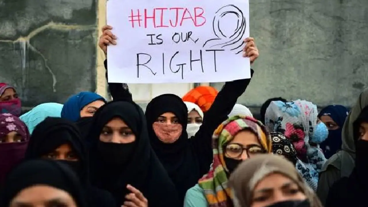 Karnataka Hijab Row: हिजाब पर विवाद के चलते शैक्षणिक संस्थानों की छुट्टी 16 फरवरी तक बढ़ाई गई Karnataka Hijab Row: हिजाब पर विवाद के चलते शैक्षणिक संस्थानों की छुट्टी 16 फरवरी तक बढ़ाई गई