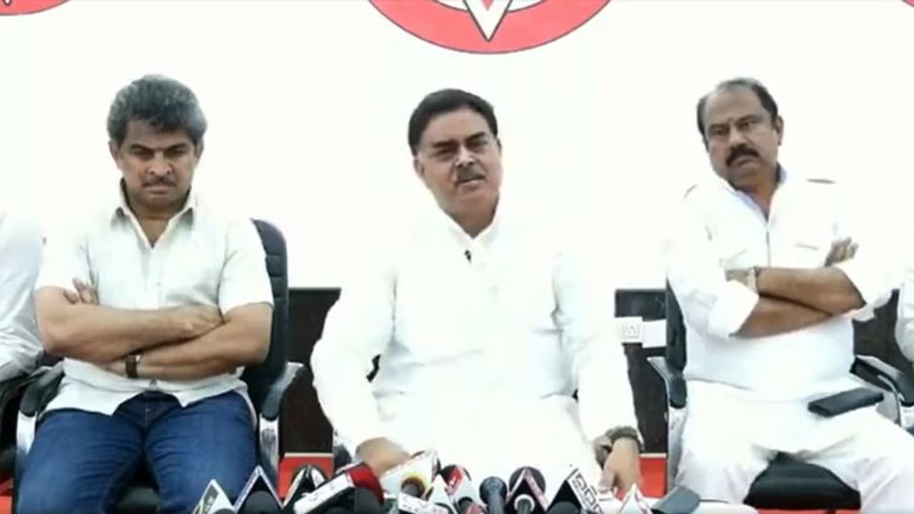 ఉత్తరాంధ్రపై సర్కార్ నిర్లక్ష్యం.. కేవలం శంకుస్థాపనలే, అభివృద్ధి నిల్ : జగన్పై నాదెండ్ల మనోహర్ విమర్శలు ఉత్తరాంధ్రపై సర్కార్ నిర్లక్ష్యం.. కేవలం శంకుస్థాపనలే, అభివృద్ధి నిల్ : జగన్పై నాదెండ్ల మనోహర్ విమర్శలు