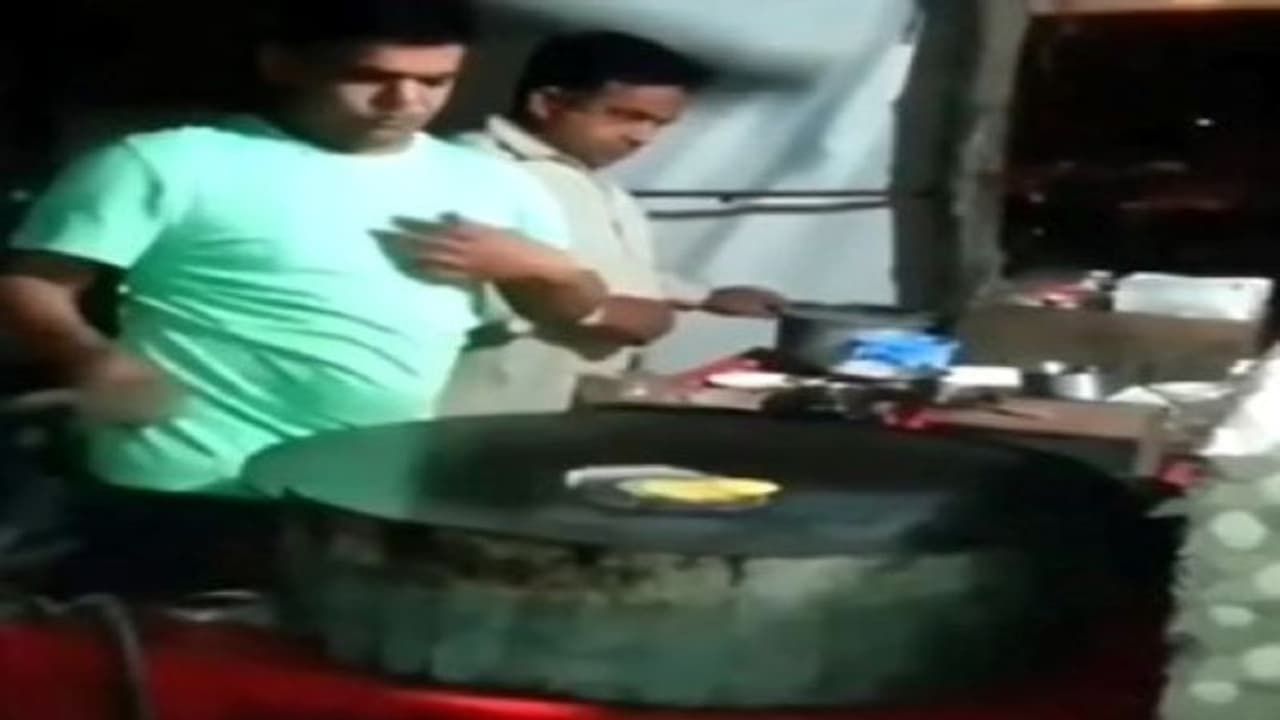 ऑमलेट बनाने के लिए दुकानदार ने फोड़ा अंडा, अंदर से निकला चूजा! ऐसा एक नहीं 3 बार हुआ! फिर जो हुआ वह दिलचस्प था ऑमलेट बनाने के लिए दुकानदार ने फोड़ा अंडा, अंदर से निकला चूजा! ऐसा एक नहीं 3 बार हुआ! फिर जो हुआ वह दिलचस्प था