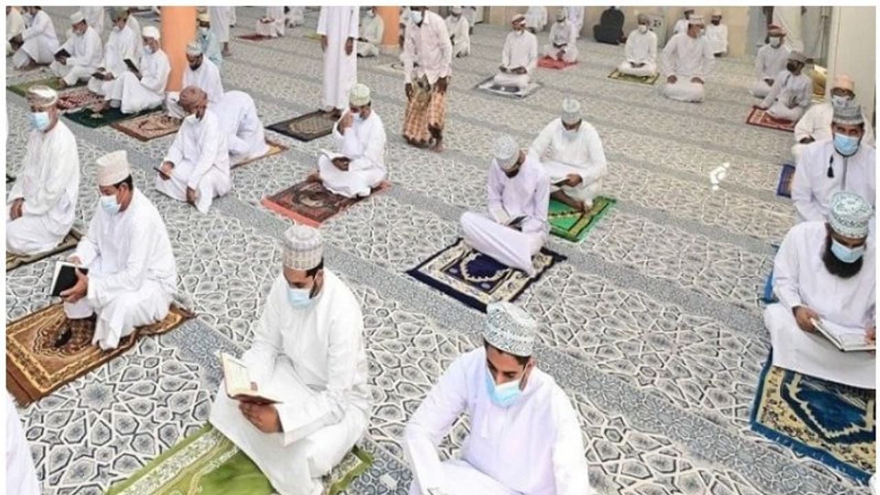 Covid restrictions: ഒമാനിലെ പള്ളികളില്‍ 50 ശതമാനം ആളുകളെ പങ്കെടുപ്പിച്ച് ജുമുഅ നമസ്‍കാരം പുനഃരാരംഭിച്ചു