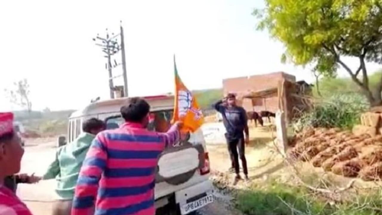 यूपी चुनाव के लिए वोट मांगने गए भाजपा नेताओं का हुआ विरोध, सपा समर्थकों ने नारेबाजी कर उतारा झंडा