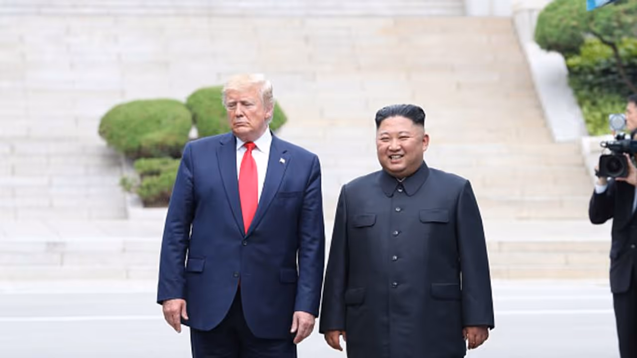 Trump In Touch With Kim : കിമ്മുമായി ഇപ്പോഴും കട്ട കമ്പനിയെന്ന് ട്രംപ്; കസേര പോയിട്ടും കൂട്ടുവെട്ടിയില്ല! Trump In Touch With Kim : കിമ്മുമായി ഇപ്പോഴും കട്ട കമ്പനിയെന്ന് ട്രംപ്; കസേര പോയിട്ടും കൂട്ടുവെട്ടിയില്ല!
