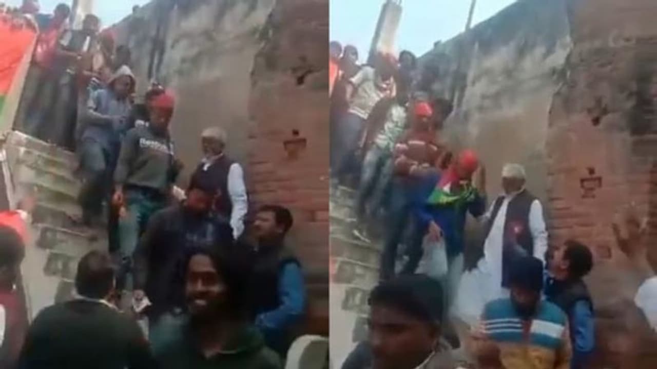 यूपी चुनाव: SP RLD की रैली से निकल रहे लोगों को मिल रहे नोट, सोशल मीडिया पर वायरल हुआ वीडियो यूपी चुनाव: SP RLD की रैली से निकल रहे लोगों को मिल रहे नोट, सोशल मीडिया पर वायरल हुआ वीडियो