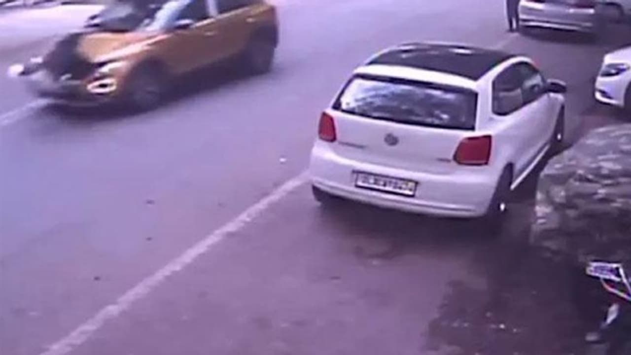 వ్యక్తిని ఢీకొట్టి .. బానెట్పై వేలాడుతున్నా, కారుతో సహా ఈడ్చుకెళ్లి .. మాజీ ఐఏఎస్ కుమారుడి ఘాతుకం వ్యక్తిని ఢీకొట్టి .. బానెట్పై వేలాడుతున్నా, కారుతో సహా ఈడ్చుకెళ్లి .. మాజీ ఐఏఎస్ కుమారుడి ఘాతుకం