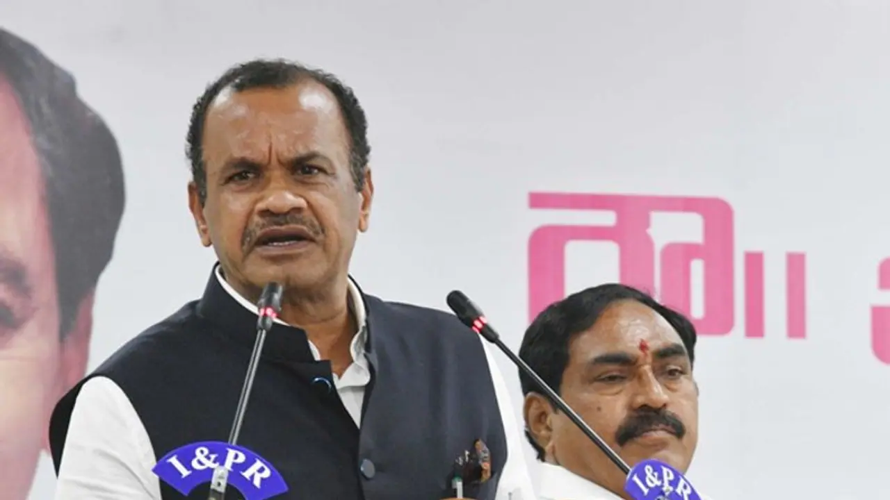 కాంగ్రెస్ లో కోమటిరెడ్డి వెంకట్ రెడ్డి చిచ్చు: బిజెపికి అస్త్రం కాంగ్రెస్ లో కోమటిరెడ్డి వెంకట్ రెడ్డి చిచ్చు: బిజెపికి అస్త్రం