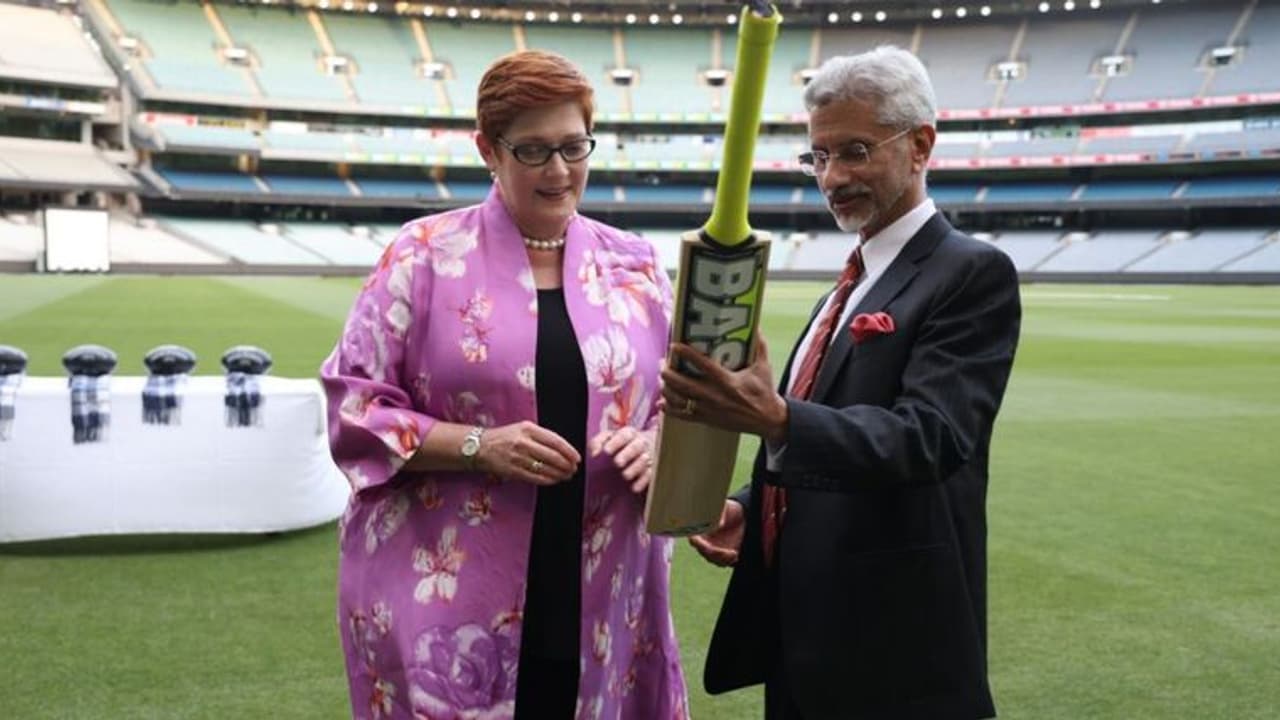 অস্ট্রেলিয়ার বিদেশমন্ত্রীকে বিরাটের সই করা ব্যাট উপহার এস জয়শঙ্করের অস্ট্রেলিয়ার বিদেশমন্ত্রীকে বিরাটের সই করা ব্যাট উপহার এস জয়শঙ্করের