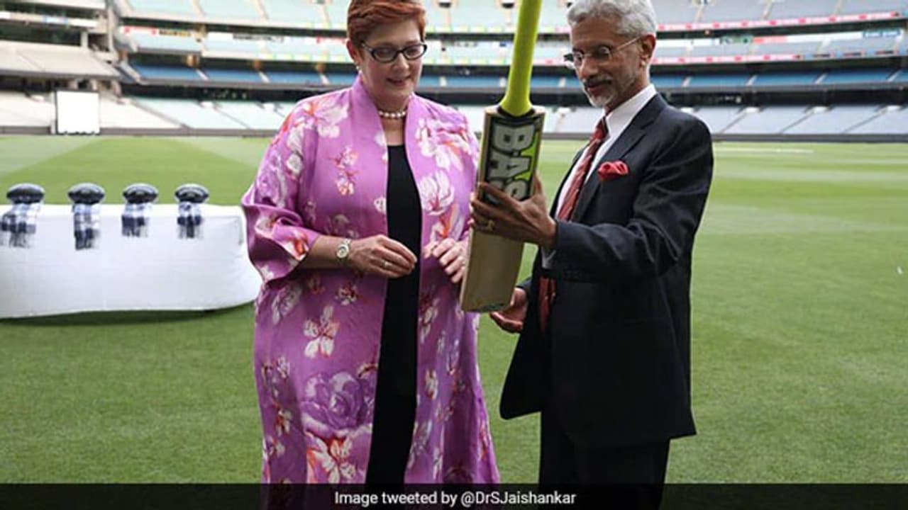 विदेश मंत्री एस जयशंकर ने ऑस्ट्रेलिया को गिफ्ट किया विराट के साइन वाला बैट; चीन के छक्के छुड़ाने का संदेश