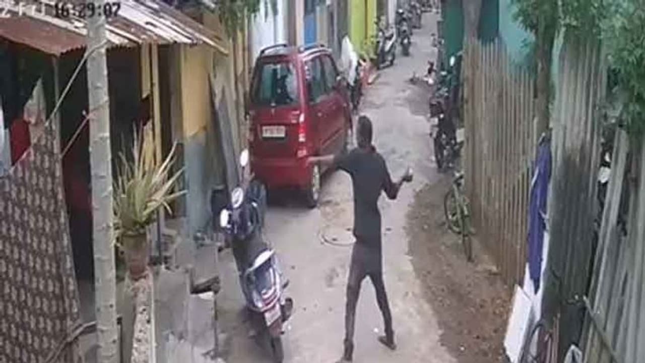 பட்டப்பகலில் திமுக பிரமுகர் வீட்டு வாசலில் நாட்டு வெடிகுண்டு வீச்சு.. அதிர வைக்கும் சிசிடிவி காட்சிகள்.! பட்டப்பகலில் திமுக பிரமுகர் வீட்டு வாசலில் நாட்டு வெடிகுண்டு வீச்சு.. அதிர வைக்கும் சிசிடிவி காட்சிகள்.!